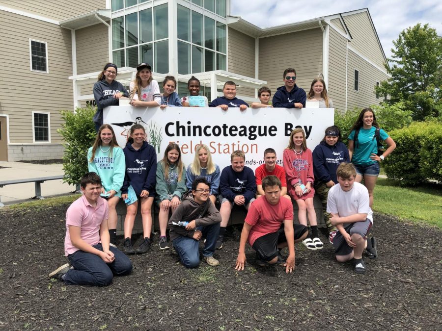 Seventh+graders+whom+attended+the+Wallops+island+trip+all+posing+outside+of+the+Chincoteague+Bay+Field+Station