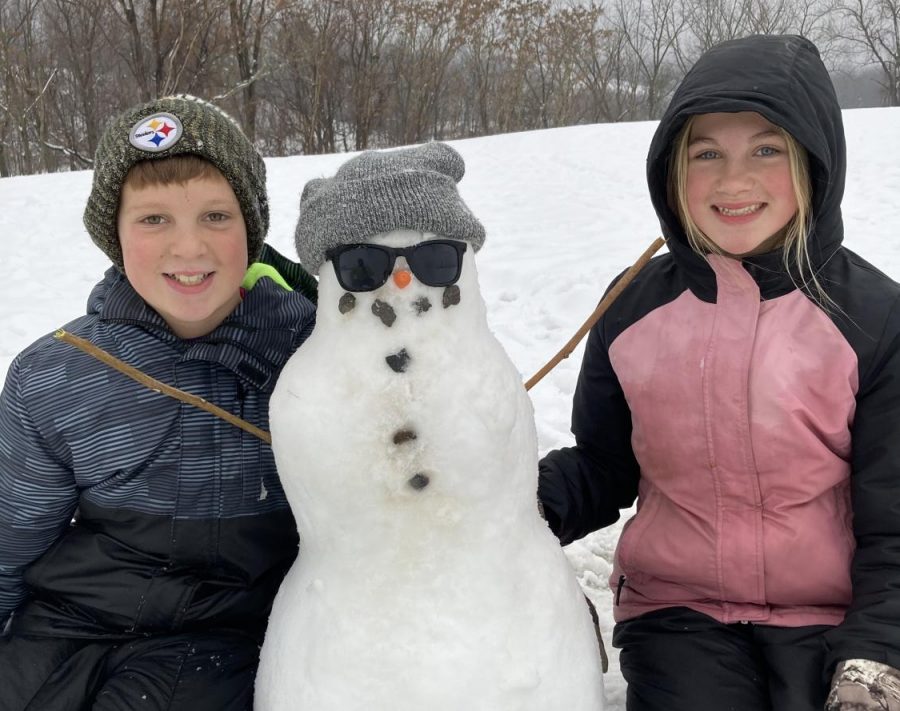 Easton (left) and Emma (right) Ward, build a snowman during the the district snow day
on Wednesday, Dec. 16, 2020.