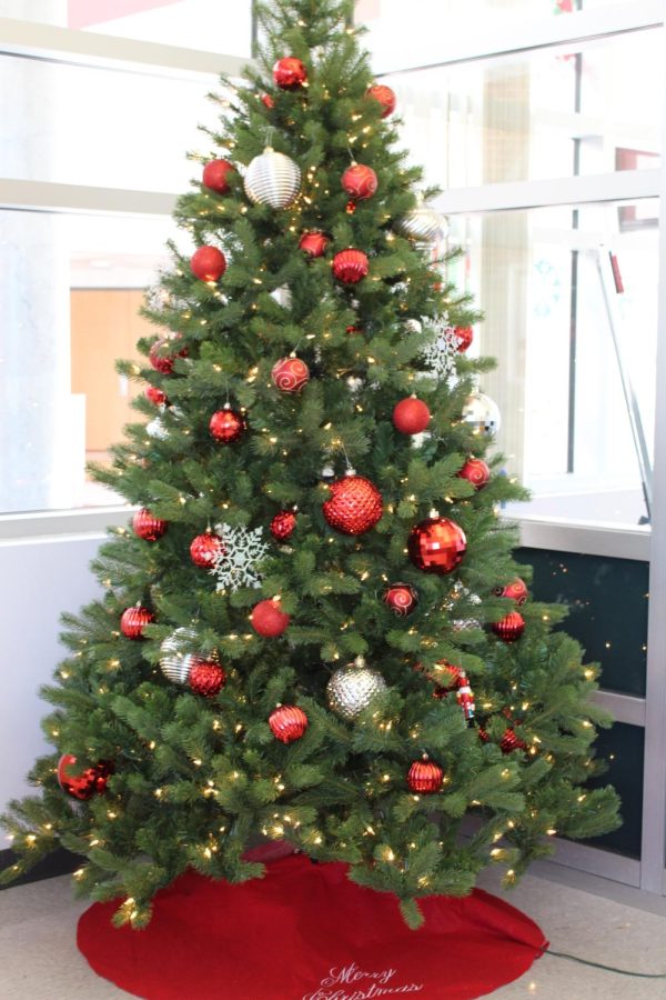 The Christmas tree in the office is decorated for Christmas. 