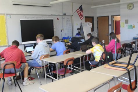 Students work on a virtual assignment in Mrs. Buzza’s classroom.
