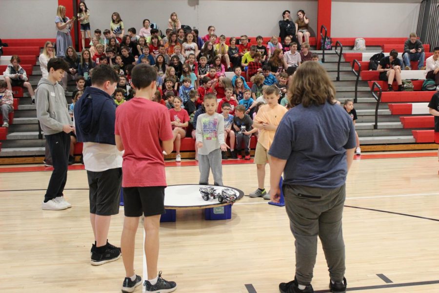  The_Fortress battles in a seeding round while Freedom team members and Elementary schoolers watch.