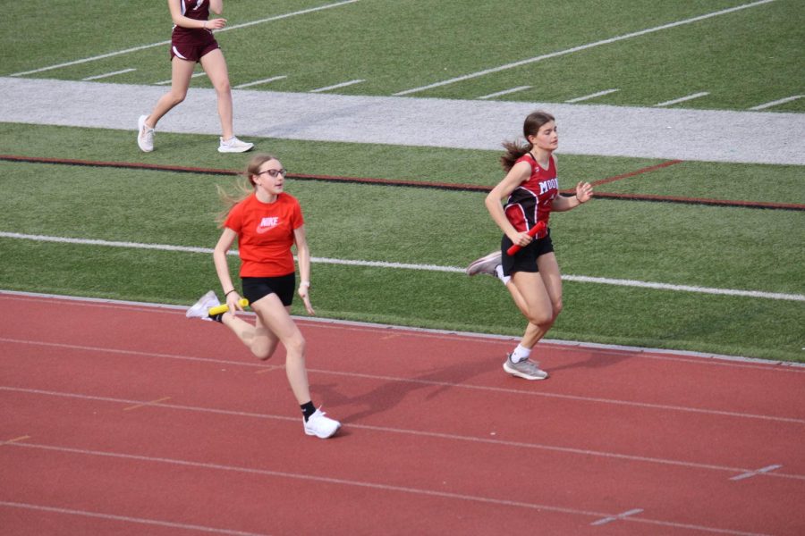 Olivia+VanDeCar+running+at+Moon+in+the+4x100+meter+relay.