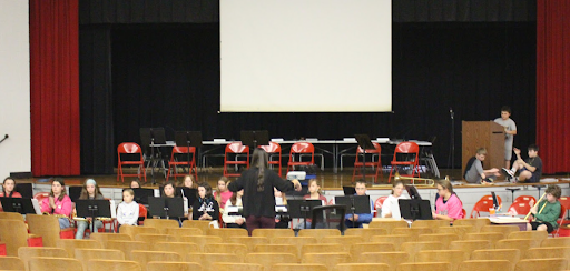 The sixth grade band preps for the winter concert on Oct. 23 in the auditorium.
