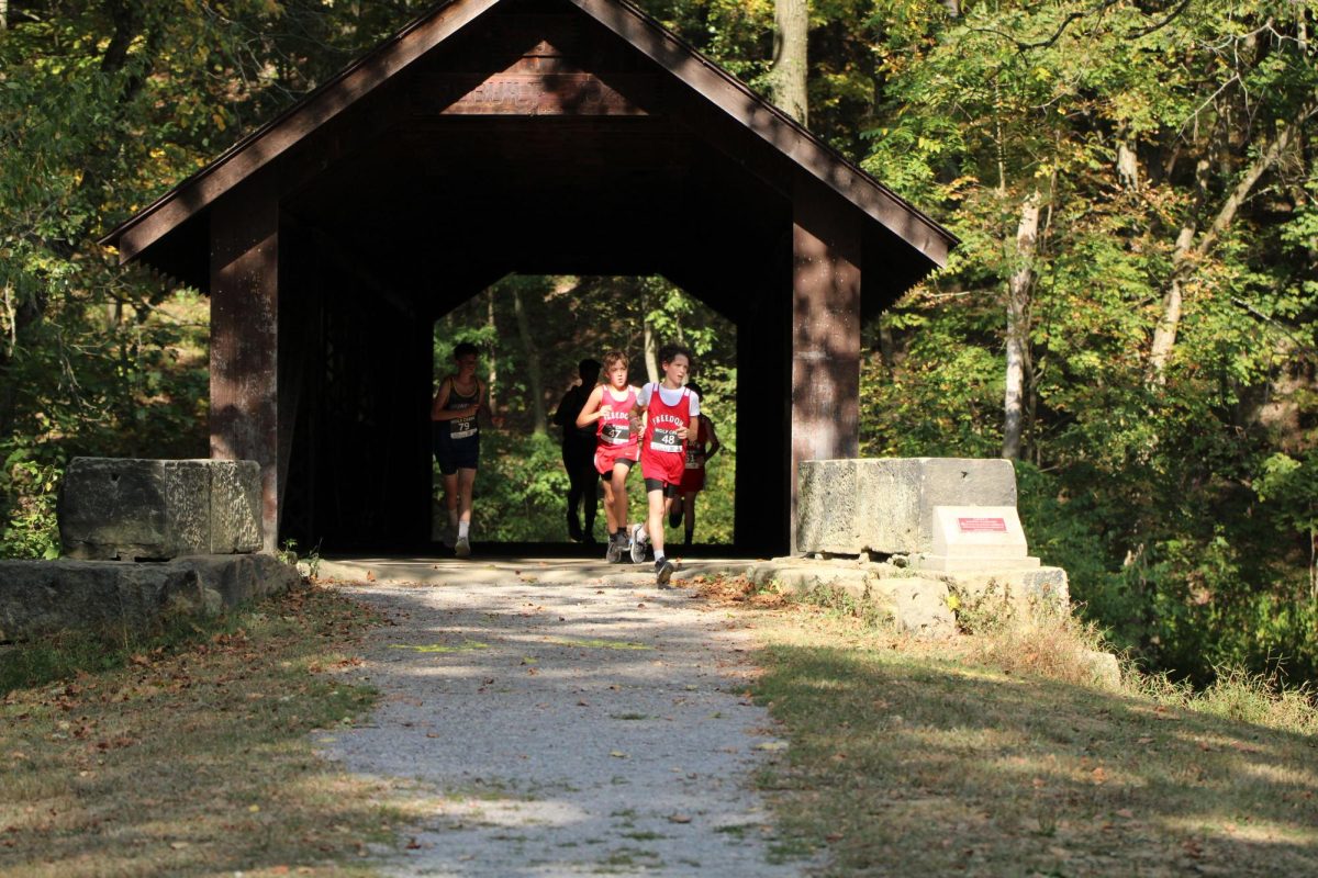 Ivan Blakely (7) pulls ahead of other runners right before the finish line at Brush Creek Park, on Tuesday, Sept. 16