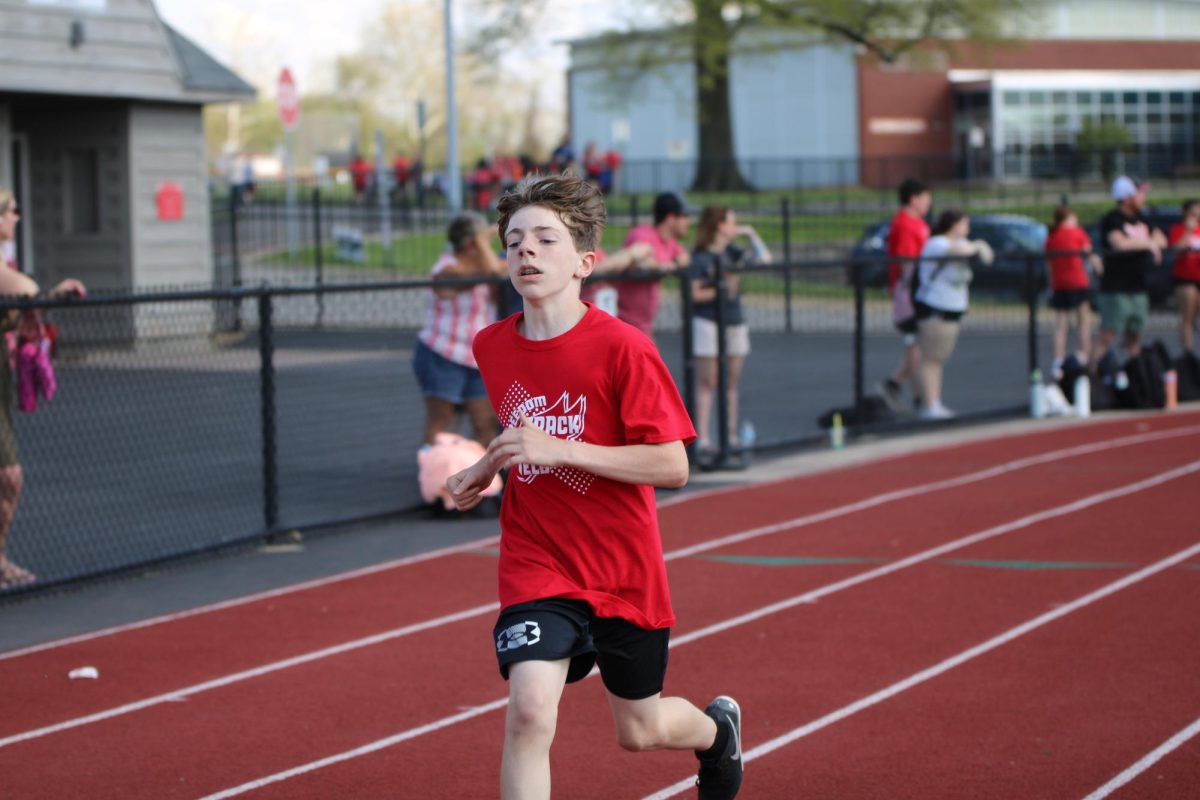 Lucas Schomburg (7) runs to the finish line at the track